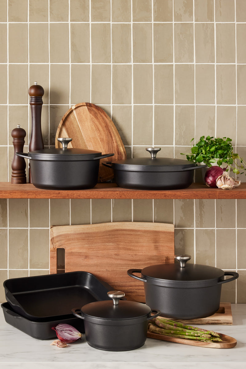 Maxwell & Williams Cast Lite Non-Stick Casserole 24cm / 4.2L Gift Boxed - Black